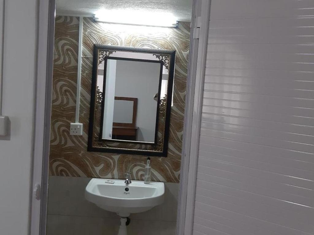 Single Room In Palais Otentik Restaurant N Hotel Пуант-о-Канноньер Экстерьер фото